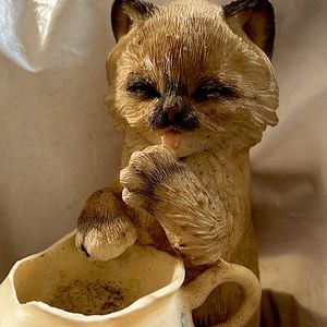 Kitten w/ creamer - collectible figurine